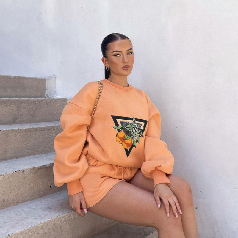Women'S Fashion Sweatshirts - 秋の最新カジュアルツーピースセット、ゆったりとした無地のOネックプリントプルオーバースウェットシャツとハイウエストレースアップショートパンツのセット（レディース）
